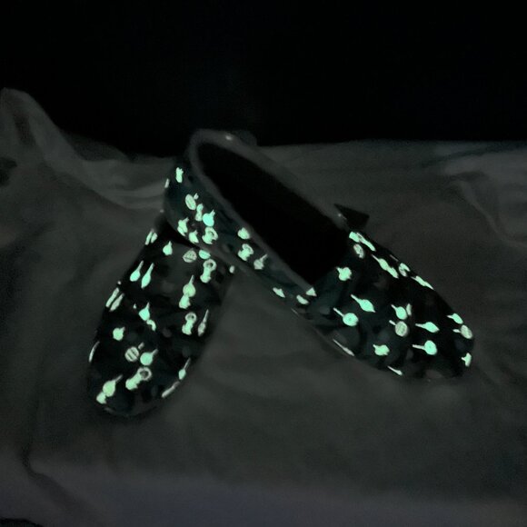 TOMS Alpargata Glow in the Dark Gnome Slippers Blue Faux Fur 8.5 NWT - Picture 5 of 7